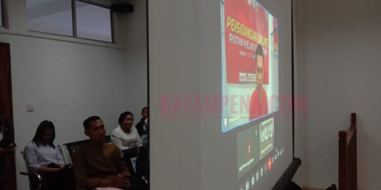 Importir pakaian bekas dari Cina atas nama Riswan Saragih yang hadir di PN Batam secara virtual. Foto: JP - Batampena.com