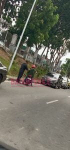 Hakim Benny Yoga Dharma datang ke PN Batam menggunakan transportasi ojek online. Sumber foto: JP -Batampena.com