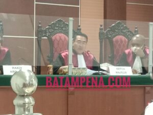 Barang bukti rokok HD yang tanpa dilengkapi pita cukai serta mikol ABC Stout Beer dihadirkan JPU di hadapan majelis hakim PN Batam. Sumber foto: JP - Batampena.co Barang bukti rokok HD yang tanpa dilengkapi pita cukai serta mikol ABC Stout Beer dihadirkan JPU di hadapan majelis hakim PN Batam. Sumber foto: JP - Batampena.co