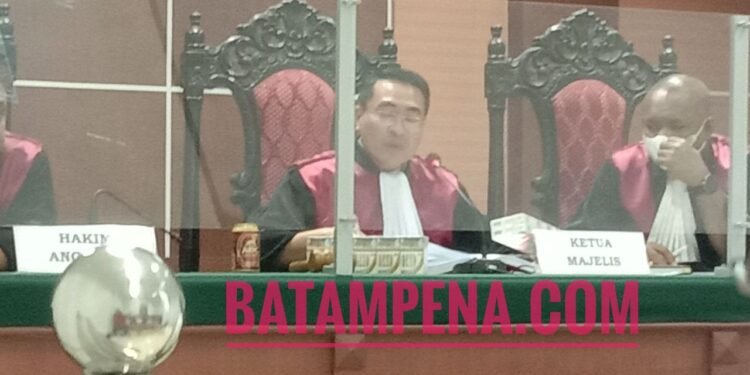 Barang bukti rokok HD yang tanpa dilengkapi pita cukai serta mikol ABC Stout Beer dihadirkan JPU di hadapan majelis hakim PN Batam. Sumber foto: JP - Batampena.co