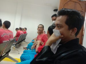 Seorang Advokat menutup hidungnya guna menghindari untuk tidak mencium bau yang tidak sedap para tahanan. Foto: JP – Batampena.com