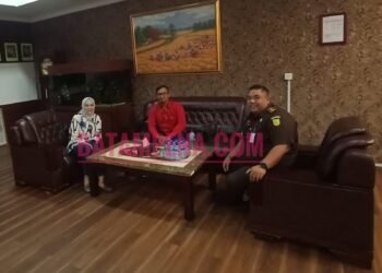 Kajari Batam Herlina Setyorini dan Joni Pandiangan sebagai Pimpinan Redaksi Batampena.com) serta Kasipidum Kejari Batam Priatmadji Dutaning Prawiro. (Sumber Foto: Yanto Gultom - Batampena.com)