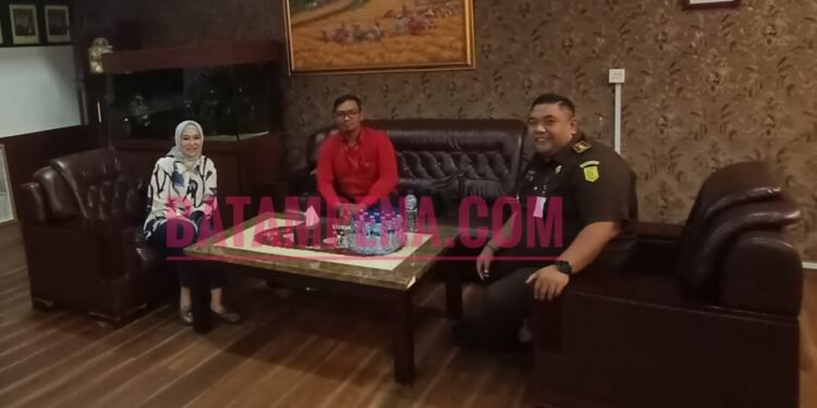Kajari Batam Herlina Setyorini dan Joni Pandiangan sebagai Pimpinan Redaksi Batampena.com) serta Kasipidum Kejari Batam Priatmadji Dutaning Prawiro. (Sumber Foto: Yanto Gultom - Batampena.com)