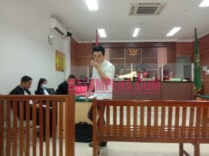 Terdakwa importir puluhan ponsel seken merek iPhone, Joko alias Anok hadir dalam ruang sidang di PN Batam. (foto: JP - Batampena.com)