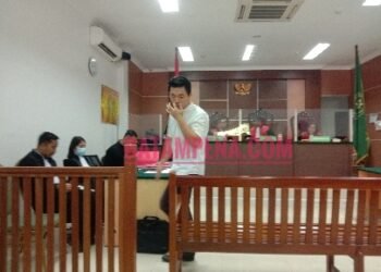 Terdakwa importir puluhan ponsel seken merek iPhone, Joko alias Anok hadir dalam ruang sidang di PN Batam. (foto: JP - Batampena.com)