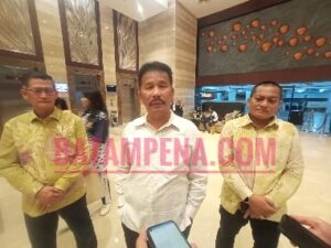 Kadispora Batam Zulkarnaen, Walikota Batam Muhammad Rudi dan PLT Ketua KONI Batam Rinaldi Samjaya. (Sumber foto: JP - BATAMPENA.COM)