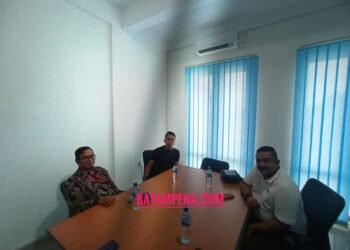 Pimpinan Redaksi Batampena.com bernama Joni Pandiangan, KPR Batam Ismail dan Kepala Rutan Kelas IIA Batam Faizal Gerhana Putra. (Sumber foto: Redaksi Batampena.com)