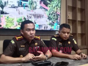Kajari Batam, I Ketut Kasna Dedi bersama Kasi Intel Kejari Batam, Andreas Tarigan. (Sumber Foto: JP - Batampena.com)