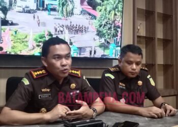 Kajari Batam, I Ketut Kasna Dedi bersama Kasi Intel Kejari Batam, Andreas Tarigan. (Sumber Foto: JP - Batampena.com)