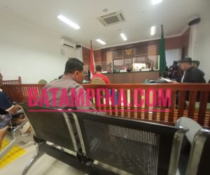 Persidangan perkara kerusuhan di BP Batam yang menjerat terdakwa Iswandi alias AWI alias Pak Long dihadiri oleh Kajari Batam, I Ketut Kasna Dedi. (Sumber foto: JP - BATAMPENA.COM)