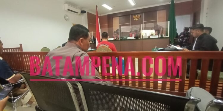 Persidangan perkara kerusuhan di BP Batam yang menjerat terdakwa Iswandi alias AWI alias Pak Long dihadiri oleh Kajari Batam, I Ketut Kasna Dedi. (Sumber foto: JP - BATAMPENA.COM)