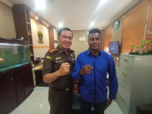 Kepala Kejaksaan Negeri (Kajari) Batam, I Ketut Kasna Dedi bersama dengan jurnalis Batampena.com atas nama Aris Tatawanda. (Sumber foto: JP - Batampena.com)