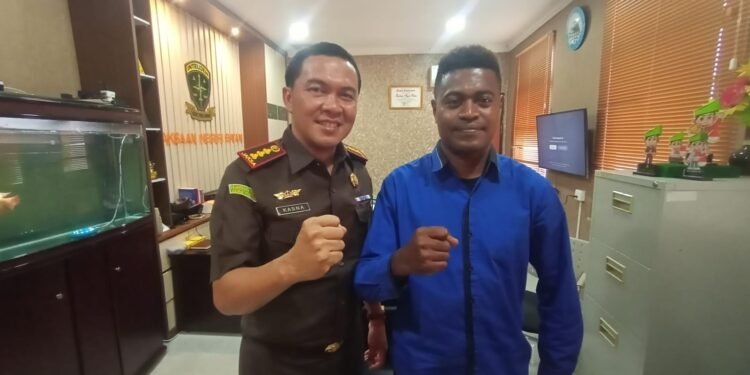 Kepala Kejaksaan Negeri (Kajari) Batam, I Ketut Kasna Dedi bersama dengan jurnalis Batampena.com atas nama Aris Tatawanda. (Sumber foto: JP - Batampena.com)