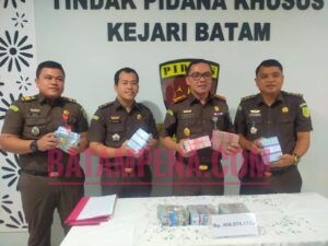 Pengembalian uang kerugian negara yang diterima Kejari Batam. (Sumber foto: dokumentasi milik Kejari Batam) Pengembalian uang kerugian negara yang diterima Kejari Batam. (Sumber foto: dokumentasi milik Kejari Batam)