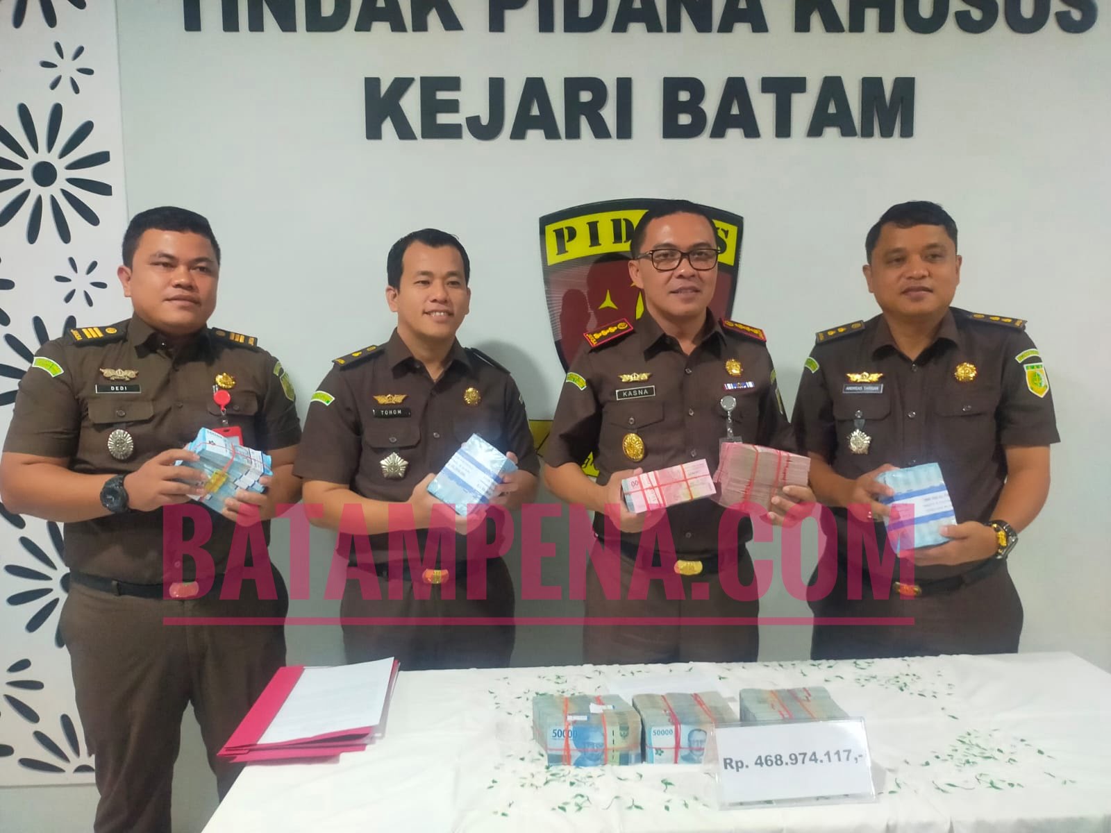 Pengembalian uang kerugian negara yang diterima Kejari Batam. (Sumber foto: dokumentasi milik Kejari Batam) Pengembalian uang kerugian negara yang diterima Kejari Batam. (Sumber foto: dokumentasi milik Kejari Batam)