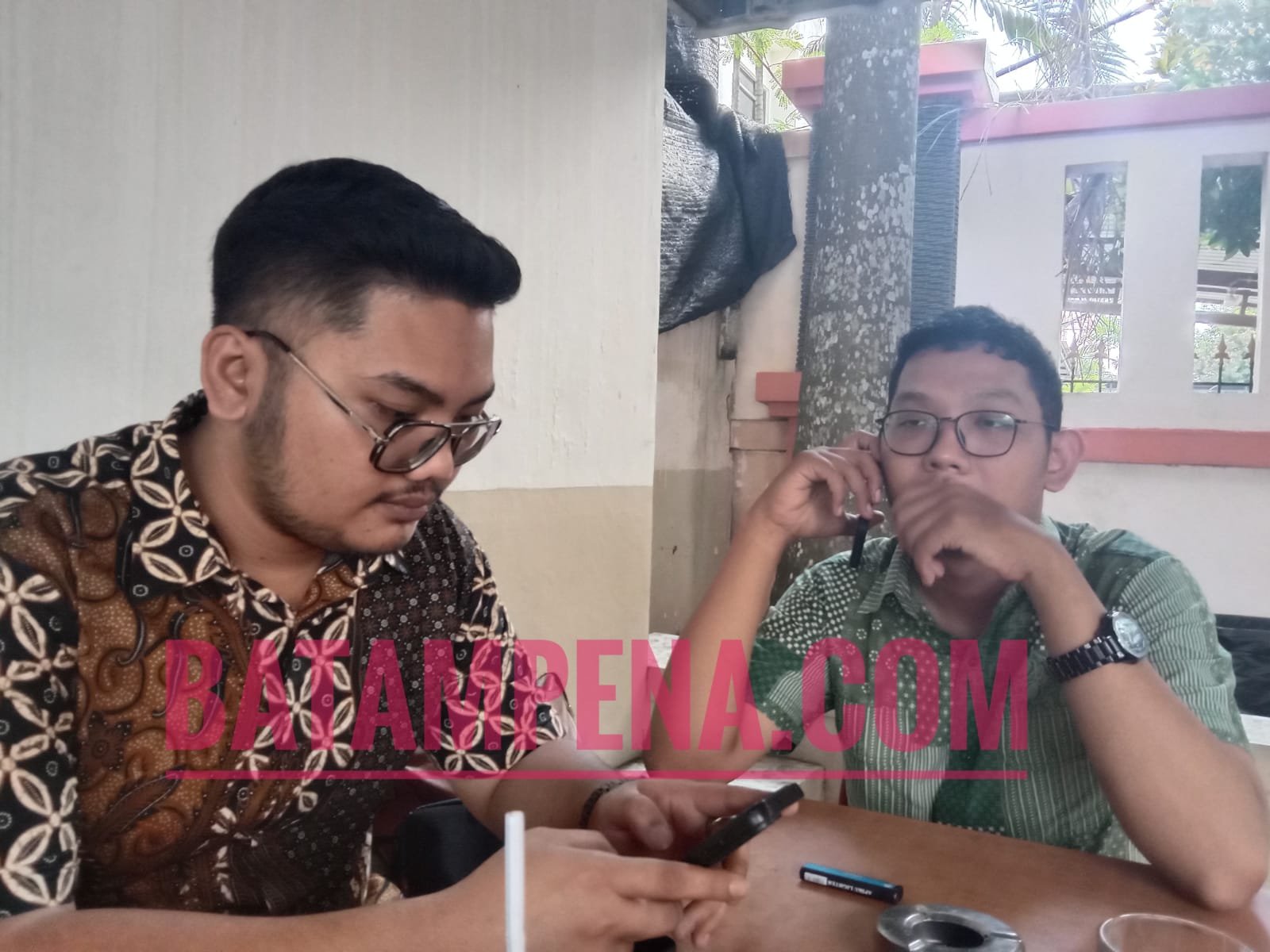 Penasehat hukum terdakwa Bang Long atas nama Dobby Agustinus Situmorang dan Rama Wicaksono.(Sumber foto: JP - BATAMPENA.COM)