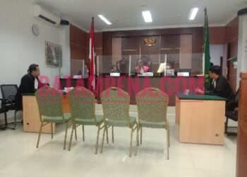 Suasana sidang perkara obat dan kosmetik ilegal yang terdakwa Siti Nurlelawati tidak hadir. (Sumber foto: JP -Batampena.com)