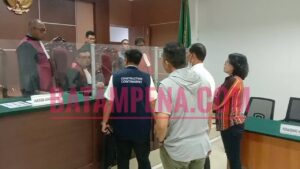 Suasana para korban penipuan yang dilakukan direktur PT Batam Riau Bertuah, Roma Nasir Hutabarat ketika menggeruduk majelis hakim PN Batam yang bernama Benny Yoga Dharma, David P Sitorus dan Andi Bayu Mandala Putera Syadli. (Sumber foto: JP-Batampena.com)