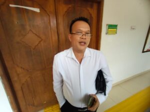 Bottor Erikson Pardede selaku kuasa hukum Dewi Triyanawati (istri almarhum Lim Siang Huat). Sumber foto: JP – BATAMPENA.COM