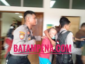Terdakwa pembunuh mantan direktur RSUD Padang Sidempuan, Tetty Rumondang Harahap bernama Ahmad Yuda dikawal oleh petugas kepolisian dan Kejari Batam karena dikuatirkan akan diserang oleh para pengunjung PN Batam. Sumber foto: Donella Bangun - Batampena.com