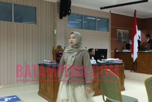 Direktur PT Kepodang Makmur Sejahtera, Radsrini Kusumandari ketika meninggalkan persidangan usai ditunda karena saksi ahli dari JPU tidak hadir pada hari Rabu (22 Mei 2024). (Sumber foto: JP - Batampena.com)