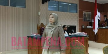 Direktur PT Kepodang Makmur Sejahtera, Radsrini Kusumandari ketika meninggalkan persidangan usai ditunda karena saksi ahli dari JPU tidak hadir pada hari Rabu (22 Mei 2024). (Sumber foto: JP - Batampena.com)