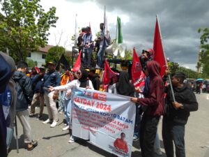 Demo buruh di depan gedung Pemko Batam memperingati May Day. (Sumber foto: Donella Bangun - Batampena.com)