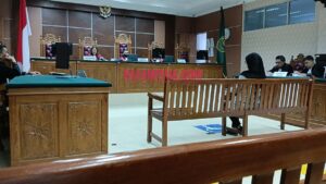 Terdakwa Marianto alias Along sedang digari oleh petugas Kejari Batam dan didampingi Advokat Hermanto Tambunan. (Sumber foto: JP - BATAMPENA.COM) Terdakwa Marianto alias Along sedang digari oleh petugas Kejari Batam dan didampingi Advokat Hermanto Tambunan. (Sumber foto: JP - BATAMPENA.COM)