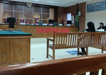 Terdakwa Marianto alias Along sedang digari oleh petugas Kejari Batam dan didampingi Advokat Hermanto Tambunan. (Sumber foto: JP - BATAMPENA.COM)