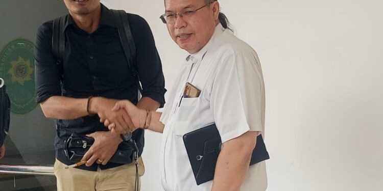 Advokat Hermanto Tambunan bersalaman dengan Advokat Niko Nixon Situmorang selaku penasehat hukum Roma Nasir Hutabarat. Keduanya saling ucapkan selamat usai kliennya divonis onslag vanrecht vervolging di PN Batam. (Sumber foto: JP - Batampena.com)