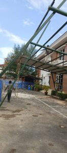Pekerja bangunan di PN Batam tanpa menggunakan alat pelindung diri yang ideal. (Sumber foto: JP – Batampena.com)