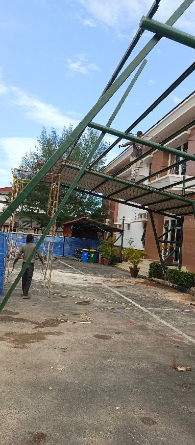 Pekerja bangunan di PN Batam tanpa menggunakan alat pelindung diri yang ideal.(Sumber foto: JP - Batampena.com)