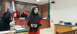 Terdakwa Mursyidah saat berada di ruang sidang PN Batam karena diduga telah menggelapkan dana haji dan umrah. (Sumber foto: JP - BatamPena.com) Terdakwa Mursyidah saat berada di ruang sidang PN Batam karena diduga telah menggelapkan dana haji dan umrah. (Sumber foto: JP - BatamPena.com)