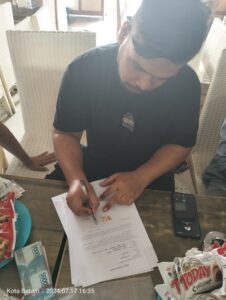 Korban Penganiayaan, Feky Fernando Putra menandatangani surat perjanjian damai dengan Iptu Hendrijon.