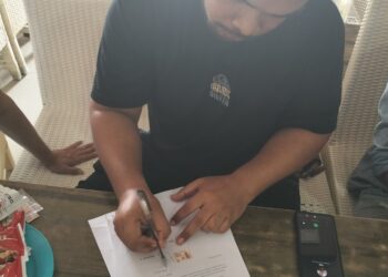 Korban Penganiayaan, Feky Fernando Putra menandatangani surat perjanjian damai dengan Iptu Hendrijon.