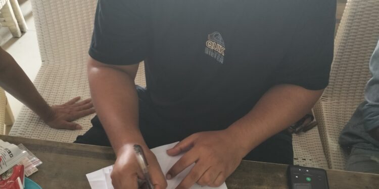 Korban Penganiayaan, Feky Fernando Putra menandatangani surat perjanjian damai dengan Iptu Hendrijon.