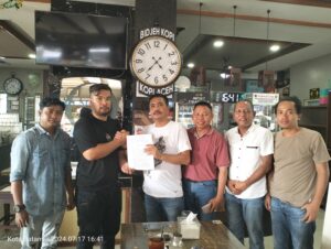 Foto bersama antara keluarga besar Feky Fernando Putra dengan Iptu Hendrijon.