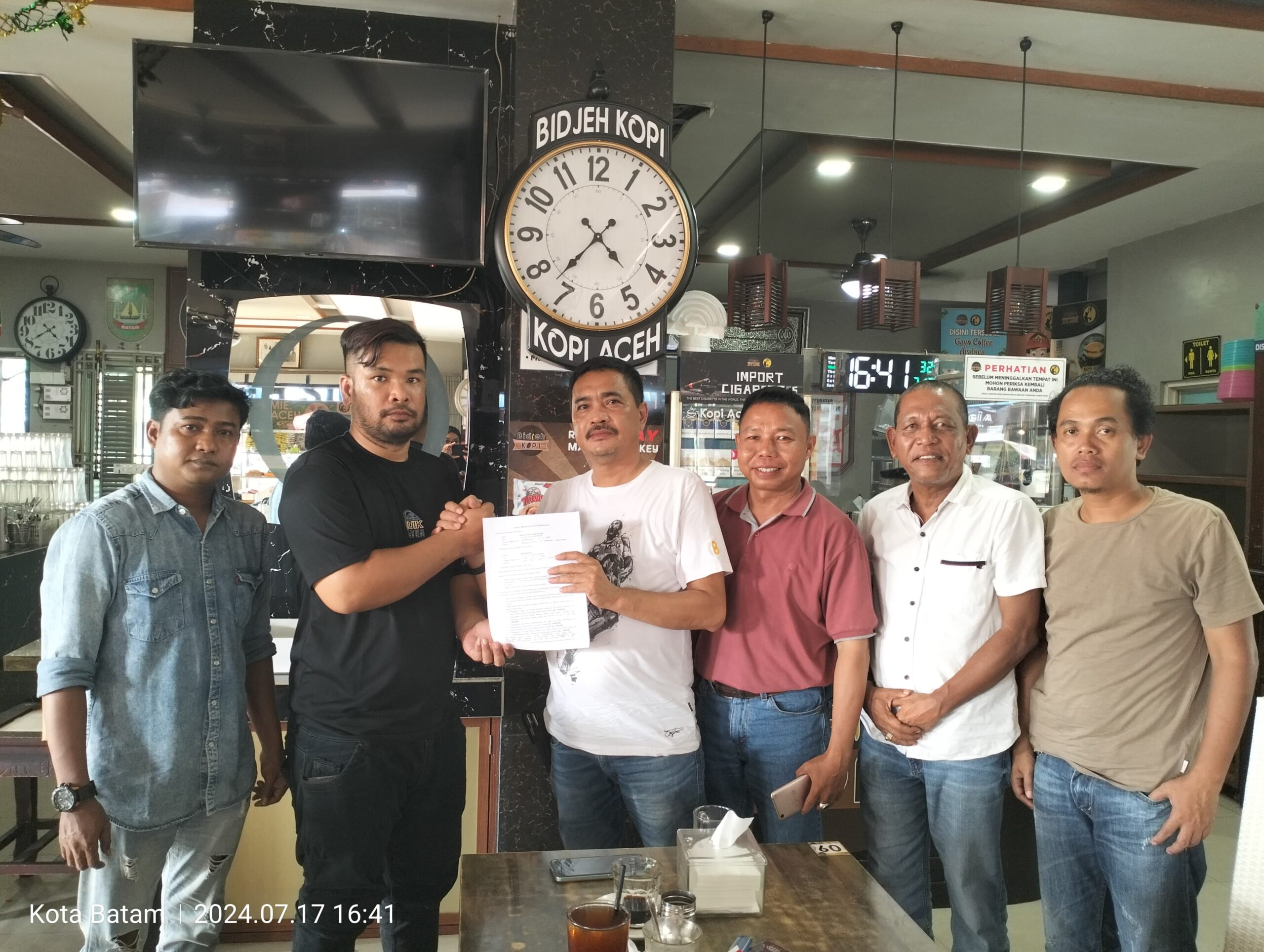 Foto bersama antara keluarga besar Feky Fernando Putra dengan Iptu Hendrijon.