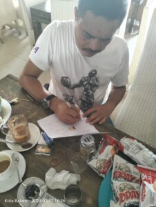 Iptu Hendrijon menandatangani surat perjanjian damai dengan korban penganiayaan, Feky Fernando Putra.