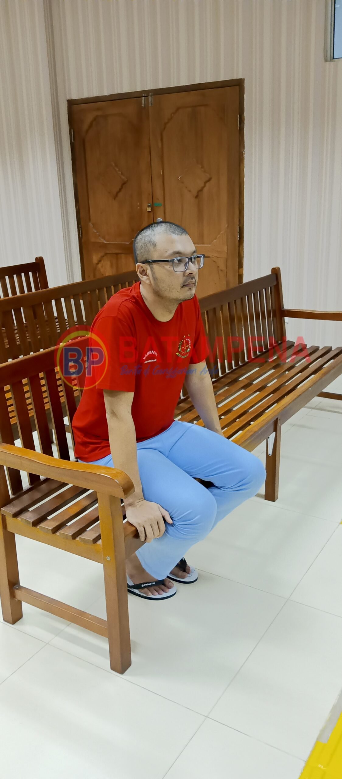 Terdakwa Daniel Marshall Purba menunggu majelis hakim PN Batam hadir di ruang sidang Kusumaatmadja.(Sumber foto: JP - BatamPena.com)