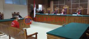 Suasana persidangan kala terdakwa Daniel Marshall Purba meminta sidang ditunda. Namun hakim Tiwik dan Vabiannes Stuart Watimena mendesak harus dibacakan surat dakwaan kepada Daniel Marshall Purba. (Sumber foto: JP - BatamPena.com)