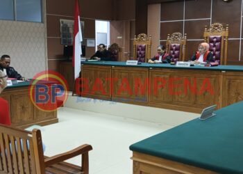 Suasana persidangan kala terdakwa Daniel Marshall Purba meminta sidang ditunda. Namun hakim Tiwik dan Vabiannes Stuart Watimena mendesak harus dibacakan surat dakwaan kepada Daniel Marshall Purba. (Sumber foto: JP - BatamPena.com)