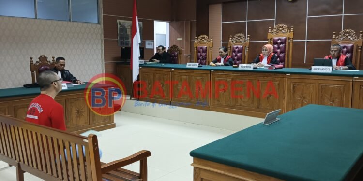 Suasana persidangan kala terdakwa Daniel Marshall Purba meminta sidang ditunda. Namun hakim Tiwik dan Vabiannes Stuart Watimena mendesak harus dibacakan surat dakwaan kepada Daniel Marshall Purba. (Sumber foto: JP - BatamPena.com)