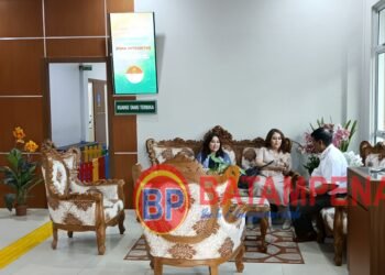 Terdakwa Ineke Kartika Dewi duduk di kursi lobi PN Batam usai divonis 2 tahun penjara. (Sumber foto: JP - BatamPena.com)