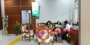 Terdakwa Ineke Kartika Dewi duduk di kursi lobi PN Batam usai divonis 2 tahun penjara. (Sumber foto: JP - BatamPena.com)