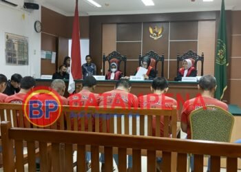 Sidang penetapan terdakwa Hendi Mulyadi bin Ayong bebas demi hukum usai dinyatakan tewas. (Sumber foto: JP - BatamPena.com)