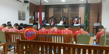 Sidang penetapan terdakwa Hendi Mulyadi bin Ayong bebas demi hukum usai dinyatakan tewas. (Sumber foto: JP - BatamPena.com)