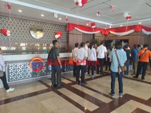 Suasana penggeledahan gedung BP Batam yang dilakukan oleh Polresta Barelang. (Sumber foto: JP - BatamPena.com)