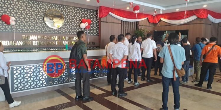 Suasana penggeledahan gedung BP Batam yang dilakukan oleh Polresta Barelang. (Sumber foto: JP - BatamPena.com)