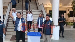Penyidik Polresta Barelang membawa dokumen hasil penggeledahan di Gedung Direktorat Lahan BP Batam. (Sumber foto: JP - BatamPena.com)